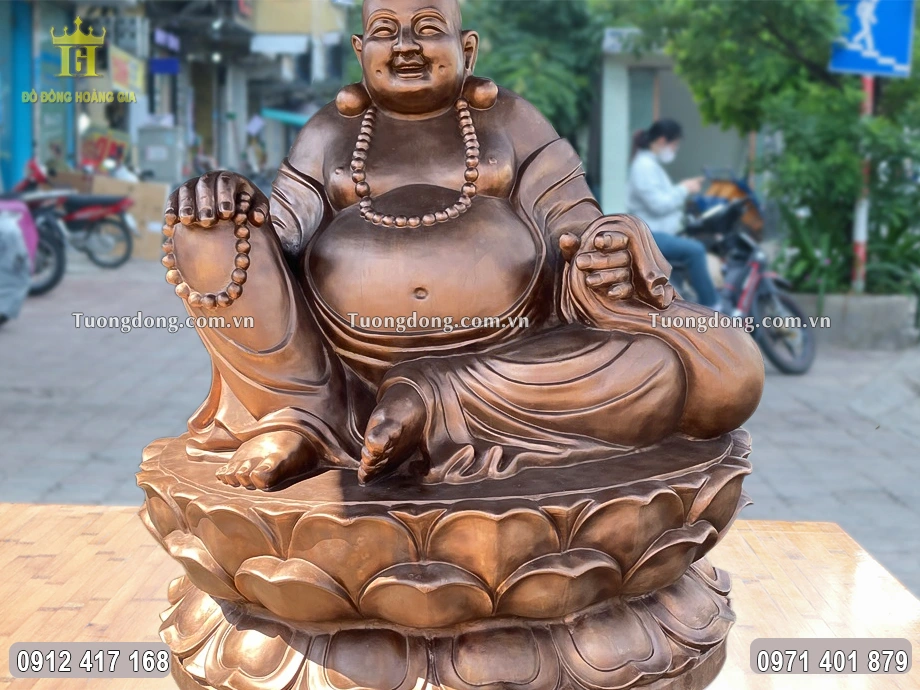 Ngài được đúc theo dáng luôn luôn sẵn sàng giáo hóa chúng sinh